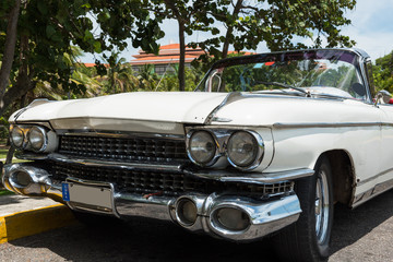Fototapeta premium Biały klasyczny samochód Kuba Varadero jest zaparkowany z boku