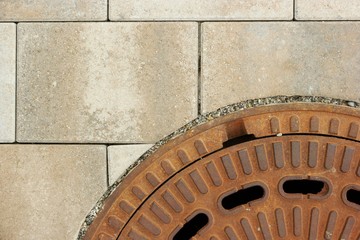 pflaster mit gullideckel I