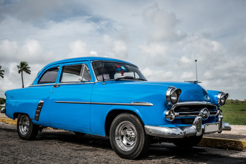 Obraz na płótnie Canvas HDR Kuba Varadero blauer Oldtimer parkt unter freiem Himmel