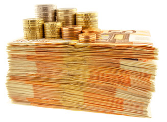 empilement de billets et pièces sur fond blanc 
