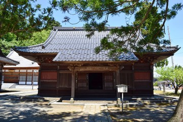 Naklejka premium 善法寺・曹洞宗三大祈願所・山形県鶴岡市／山形県鶴岡市にある善法寺を撮影した写真です。善宝寺は平安時代、妙達上人が開いた龍華寺に始まる曹洞宗寺院であり、小田原の最乗寺、豊川の妙厳寺とともに曹洞宗三大祈願所のひとつです。海の守護神である、龍神さまを祀っている寺院として、北海道、東北、北陸をはじめ全国の漁業関係者より絶大な信頼があります。かつて、池の人面魚が有名になったことがあります。