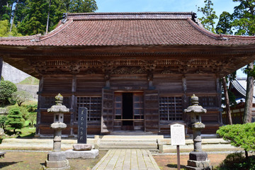 Fototapeta premium 善法寺・曹洞宗三大祈願所・山形県鶴岡市／山形県鶴岡市にある善法寺を撮影した写真です。善宝寺は平安時代、妙達上人が開いた龍華寺に始まる曹洞宗寺院であり、小田原の最乗寺、豊川の妙厳寺とともに曹洞宗三大祈願所のひとつです。海の守護神である、龍神さまを祀っている寺院として、北海道、東北、北陸をはじめ全国の漁業関係者より絶大な信頼があります。かつて、池の人面魚が有名になったことがあります。