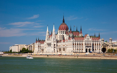 Fototapeta premium Hungarian Parliament in a sunny day