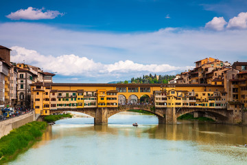 Obraz premium Gold (Ponte Vecchio) of Bridge in Florence in the sunny summer day