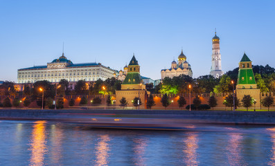 Obraz premium Russia, Moscow, night view of the Moskva River, Bridge and the Kremlin