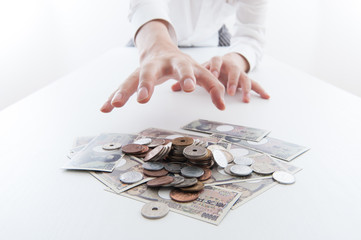 お金を奪おうとしている人間の手