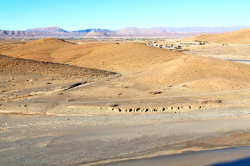 Fototapeta na wymiar brown construction in valley morocco river