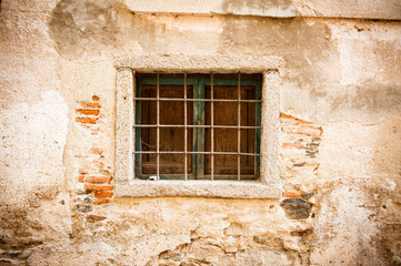 vecchia finestra con grate