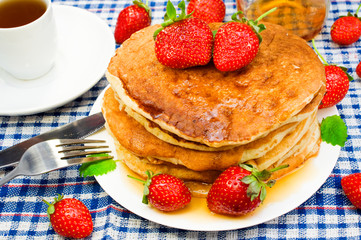 pancakes with strawberries and tea