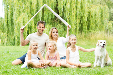 Familie unter einem Dach im Grünen 