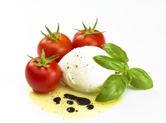 Mozarella mit Tomaten und Basilikum