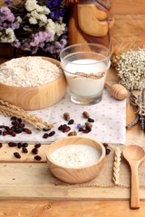 Oat flakes with currant dried fruit and milk