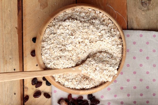 Oat flakes with currant dried fruit.