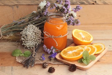 Orange juice with fresh orange fruits sliced.