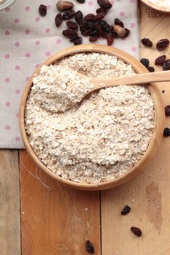 Oat flakes with currant dried fruit.