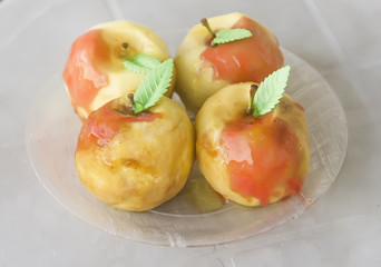 Baked apples with caramel sauce