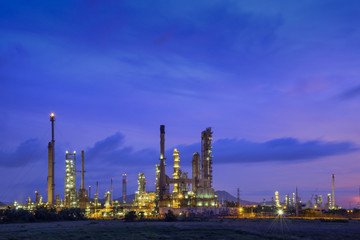 Plakat Oil refinery at twilight with sky background.