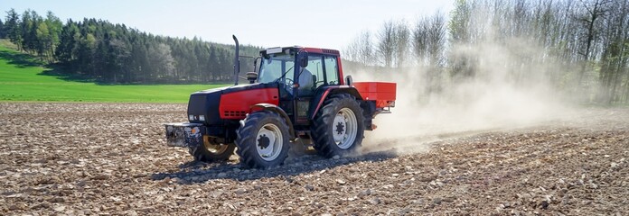 Landwirt beim Kunstdünger streuen auf ein gepflügtes Feld © Countrypixel