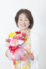 花束を持つシニア