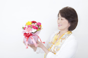 花束を持つシニア