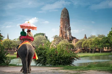 Foto op Plexiglas Bangkok Toeristen op een olifantenrit door de oude stad Ayutaya, Thailand