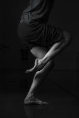 Woman Contemporary Dancer Legs and Pointe Black and White - 87661788