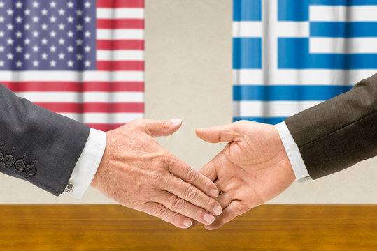 Vertreter der USA und Griechenlands reichen sich die Hand