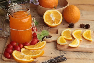 Orange juice with fresh orange fruits sliced.