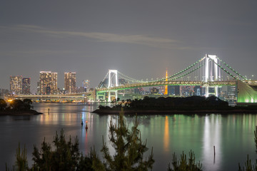 Obraz premium Długa ekspozycja zatoki i mostu Rainbow z Odaiba, Nightview