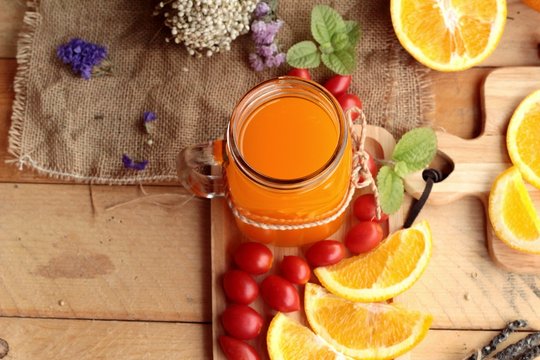 Orange juice with fresh orange fruits sliced.