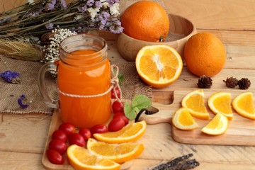 Orange juice with fresh orange fruits sliced.