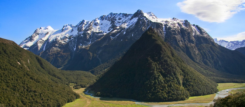 Mountain range views from Routeburn track, New Zealand