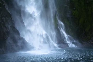 Fotobehang Een waterval in Milford Sound, Nieuw-Zeeland © meny.arigur