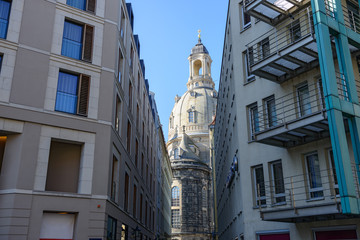 Fototapeta premium View through Salz Alley towards Frauenkirche in Dresden, Germany