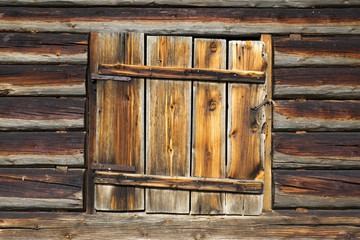 Uralte, verwitterte Holztür an einer Almhütte im Gutulia Nationalpark, Norwegen