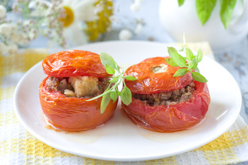 Stuffed tomatoes with meat, crackers and nuts