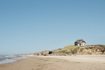Fototapeta na wymiar Weisses Strandhaus am Strand von Løkken