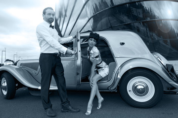 Model Paar mit Retro Auto Oldtimer schwarz weiß Porträt