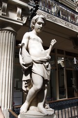 Fototapeta na wymiar Statue du Passage Pommeraye à Nantes 