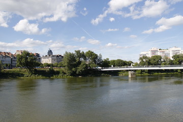 Fototapeta na wymiar Pont sur la Loire à Nantes