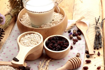 Oat flakes with currant dried fruit and milk