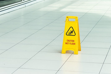 Yellow sign that alerts for wet floor.