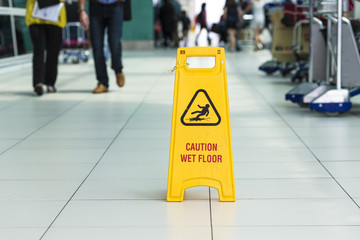 Yellow sign that alerts for wet floor.