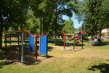 parque publico con columpios