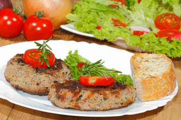 Gegrillte Hacksteaks, Würzsaucen, Ciabatta, Brot, Teller