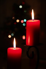 Brennende Kerzen und Weihnachtsbaum im Hintergrund an Weihnachten