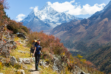 Fototapeta na wymiar Woman backpacker standing in front Ama Dablam mountain.