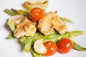 Biohuhn auf grünen Bohnen mit Kirschtomaten