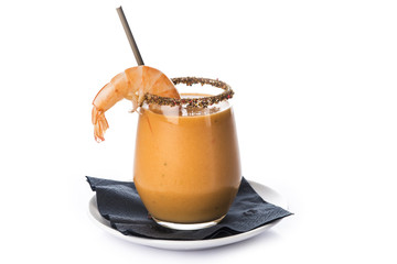 Cóctel de crema de marisco con decoración de langostino aislado sobre un fondo blanco