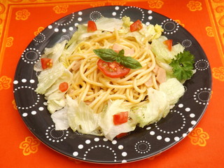 Spagettis mit Salat
